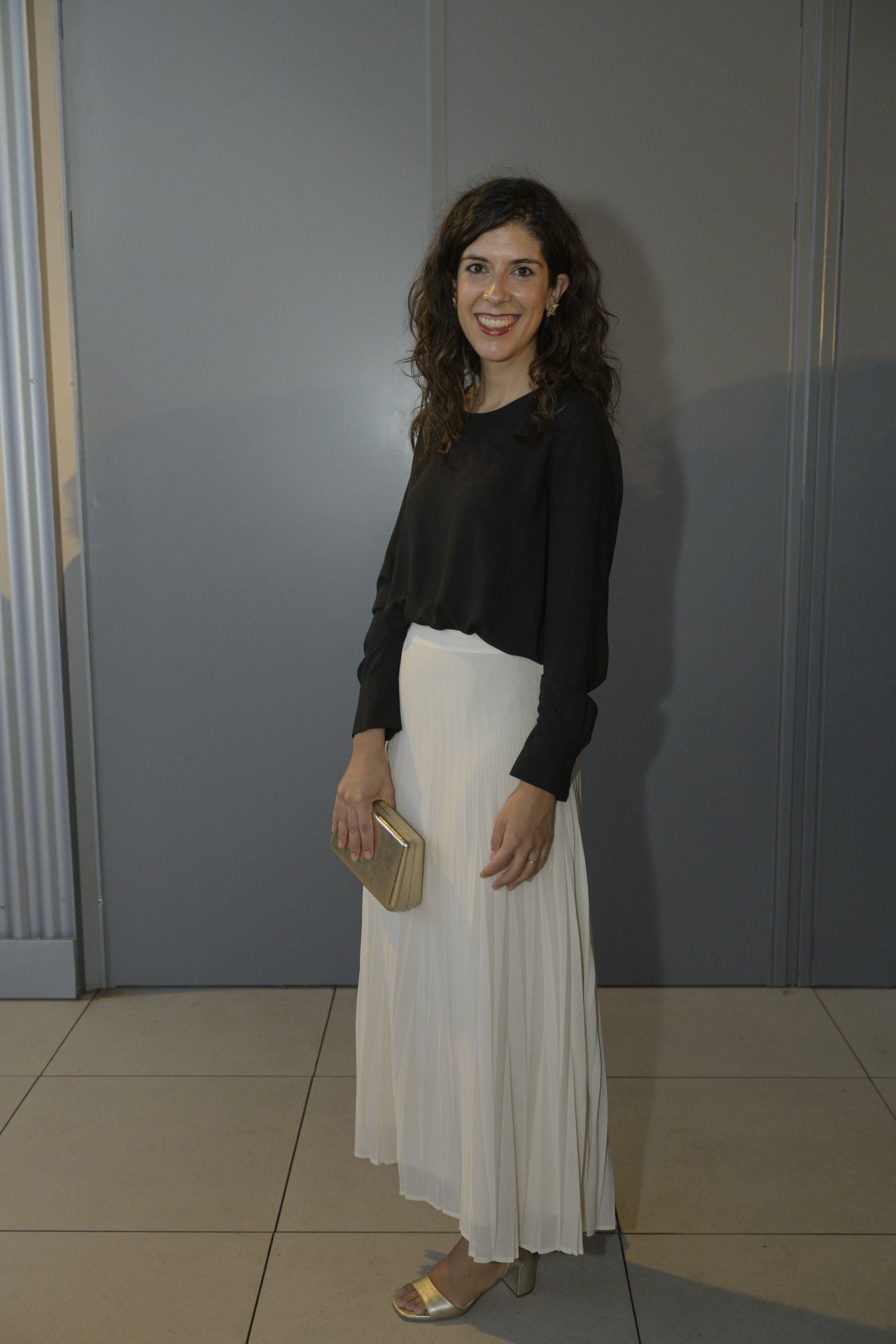 Carla González apostó por el contraste en blanco y negro con una camisa de Eseoese y falda plisada.