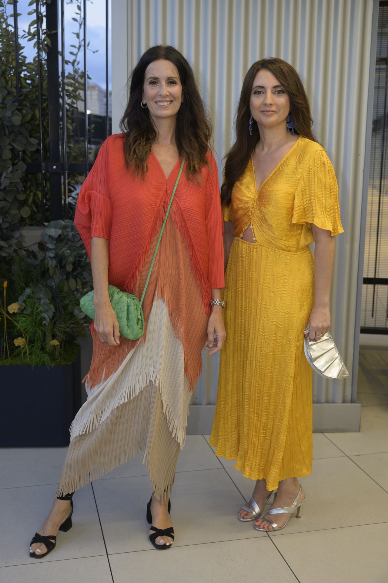 Juana Camps lleva un original vestido comprado en Estocolmo y Ana Valls luce un diseño de Bilmani.