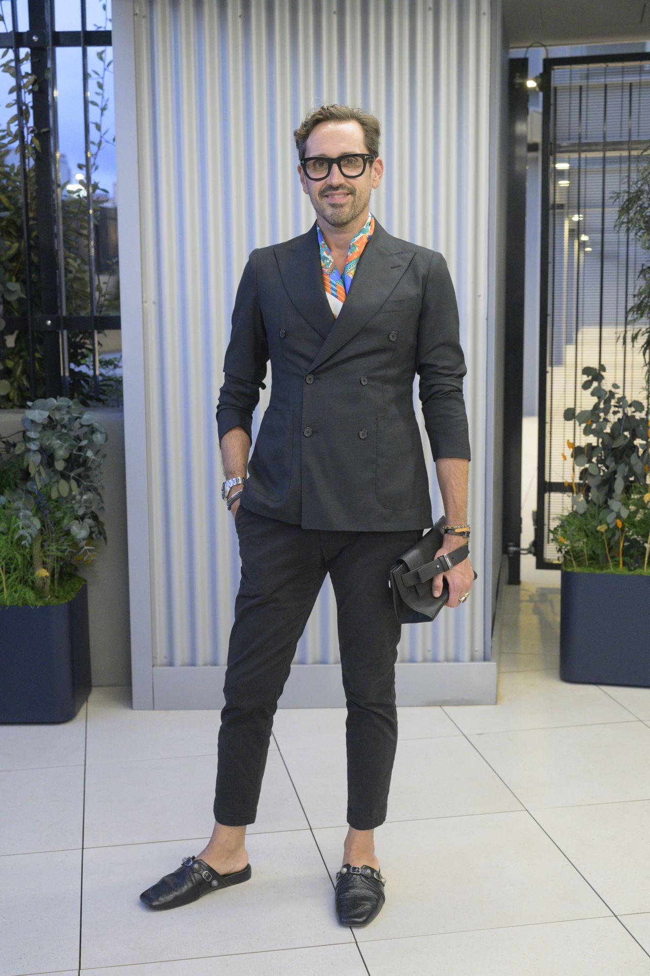 El estilista Álex Jordán fue uno de los más elegantes, con una chaqueta de Dior, pañuelo Hermès, mullets de Balenciaga y bolso de Jacquemus. 