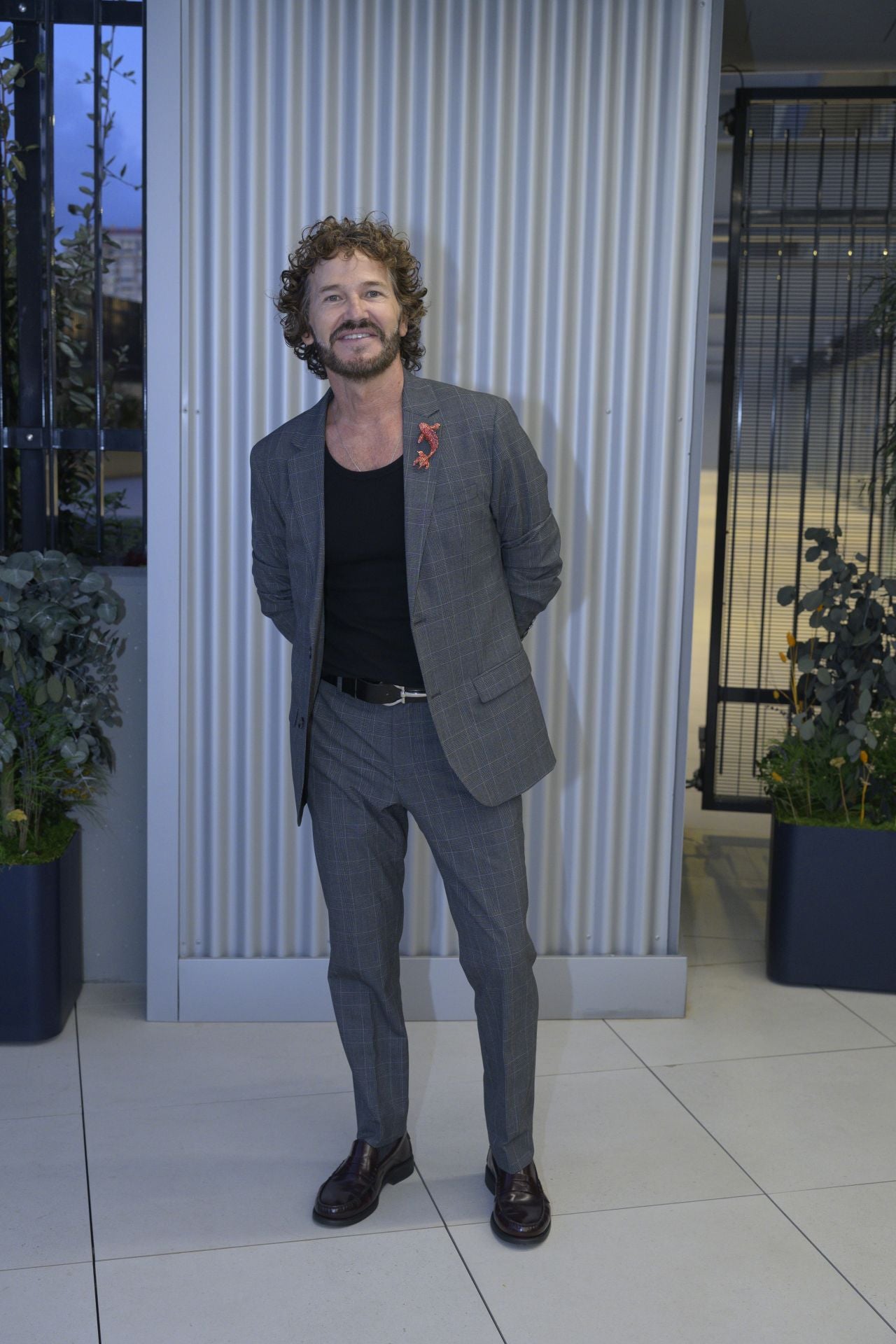 Goyo Bonillo, de Mango, con una americana a cuadros combinada con camiseta negra.