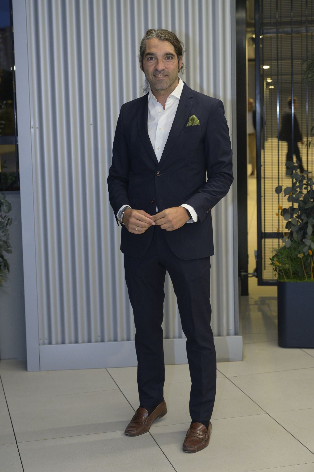 David Núñez, con camisa de Carolina Herrera y traje chaqueta de Hackett. 