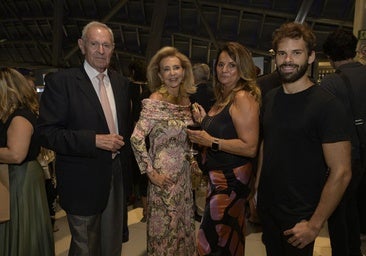 Corrillos y salseos en la terraza del Roig Arena