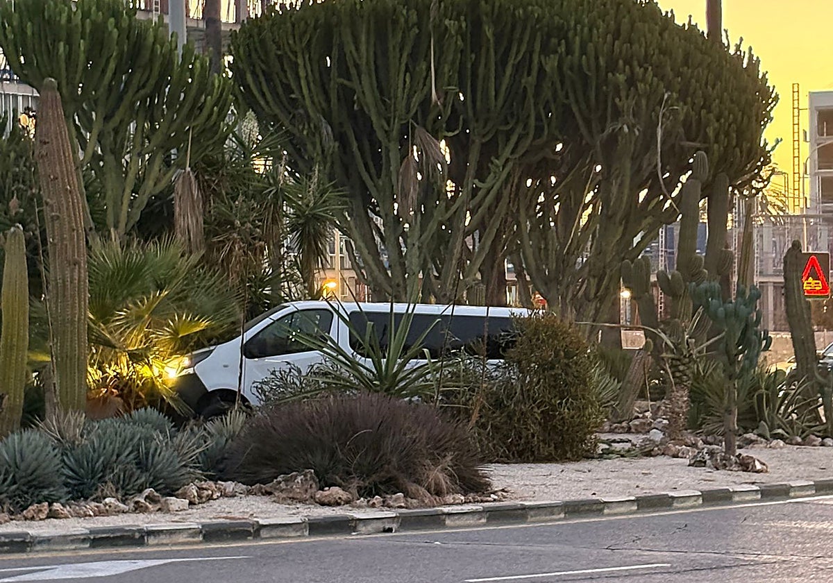 La furgoneta accidentada dentro de la rotonda.