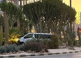 La furgoneta accidentada dentro de la rotonda.