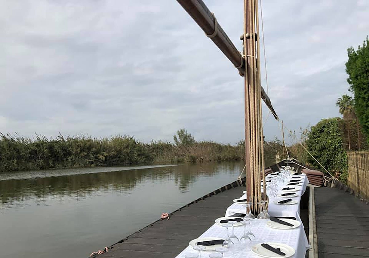 Barca preparada para la degustación gastronómica.