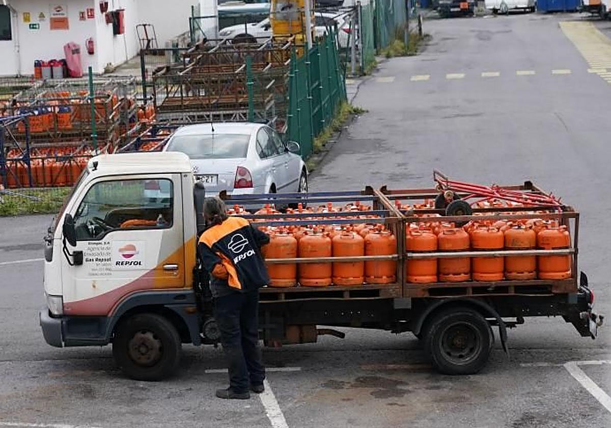 Camiones de reparto en el depostico de bombonas de butano de Repsol en Erandio.