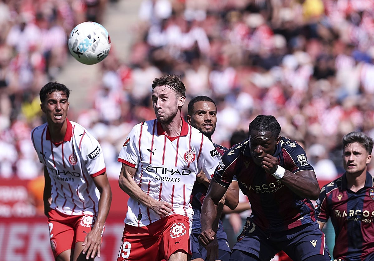 Etta Eyong cabecea el balón durante el partido contra el Girona.