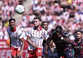 Etta Eyong cabecea el balón durante el partido contra el Girona.
