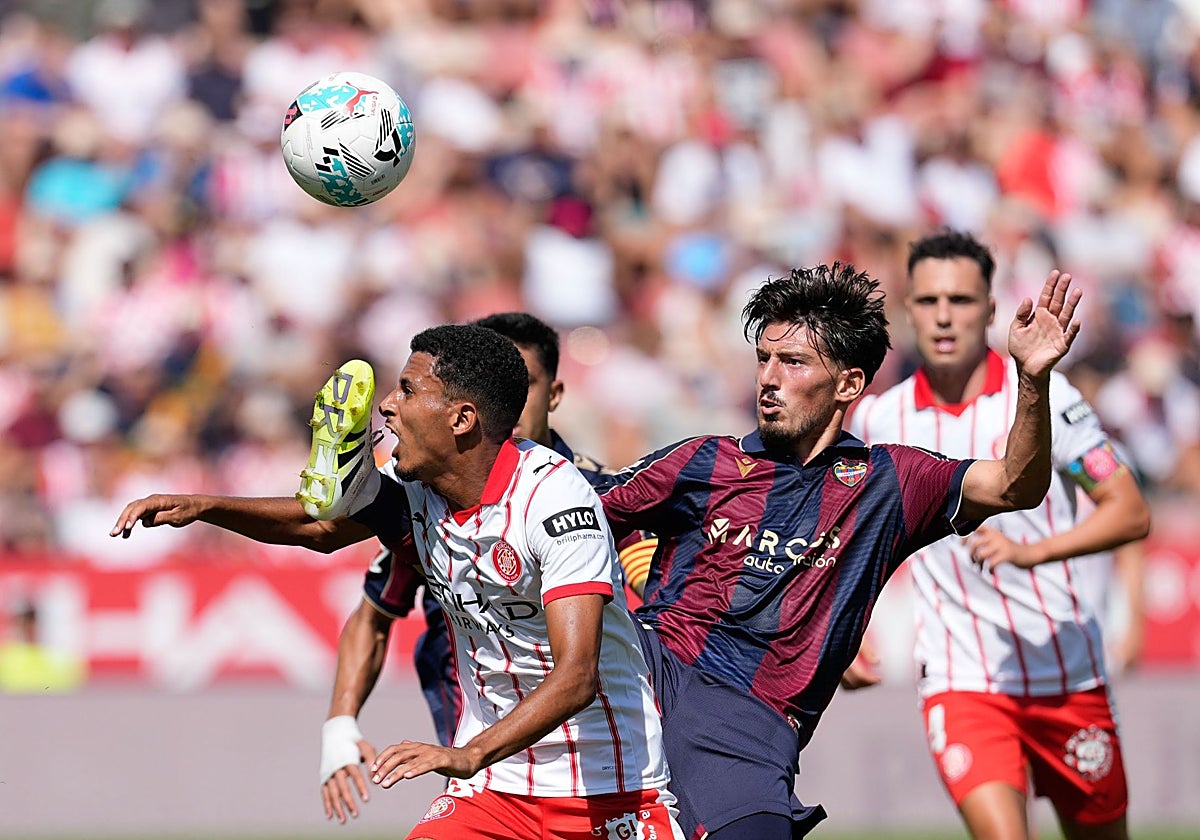 Azzedine Ounahi lucha por el balón con el centrocampista Unai Vencedor.