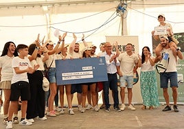 Ganadores del primer premio junto a la alcaldesa de Catarroja, Lorena Silvent.