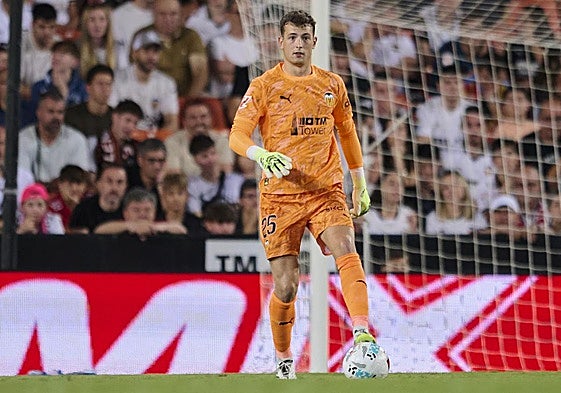 Julen Agirrezabala, con el Valencia.