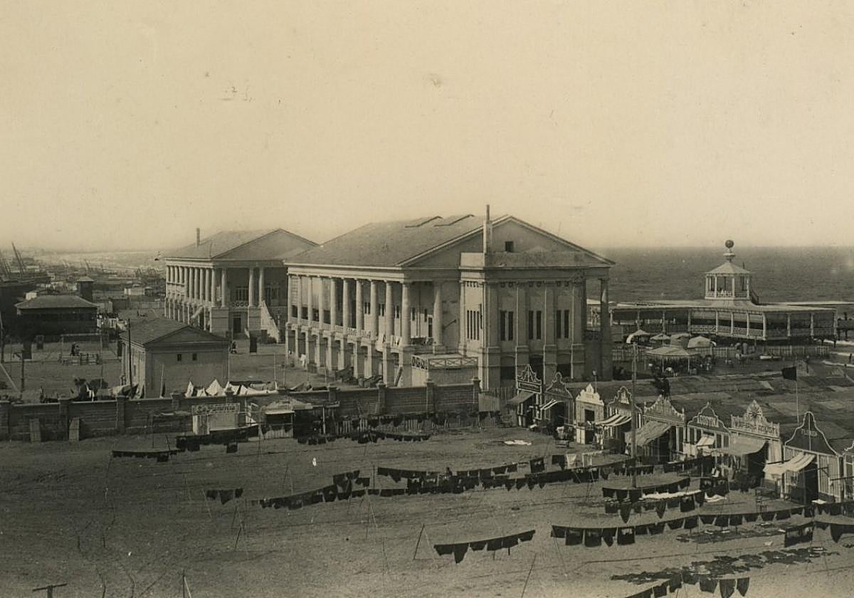 Las Arenas.Con sus dos pabellones y el comedor 'flotante'sobre el mar. A la derecha,las casetas de baño con ropa tendida y el antiguobalneario de Las Arenas.