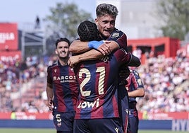 Iván Romero y Etta Eyong celebran un gol en Montilivi.