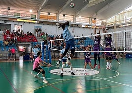 Luis Vidal busca el remate ante CV Manacor.