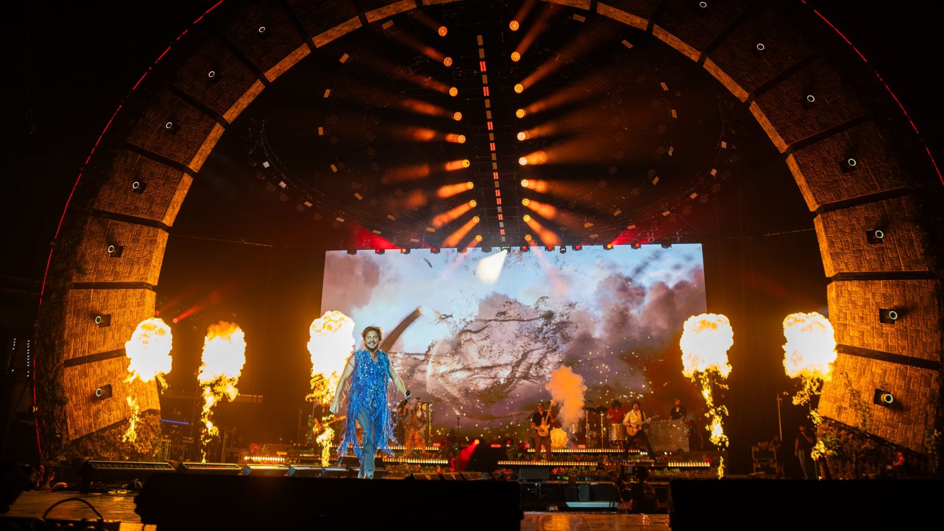 Carrasco, entre llamaradas en el Roig Arena.