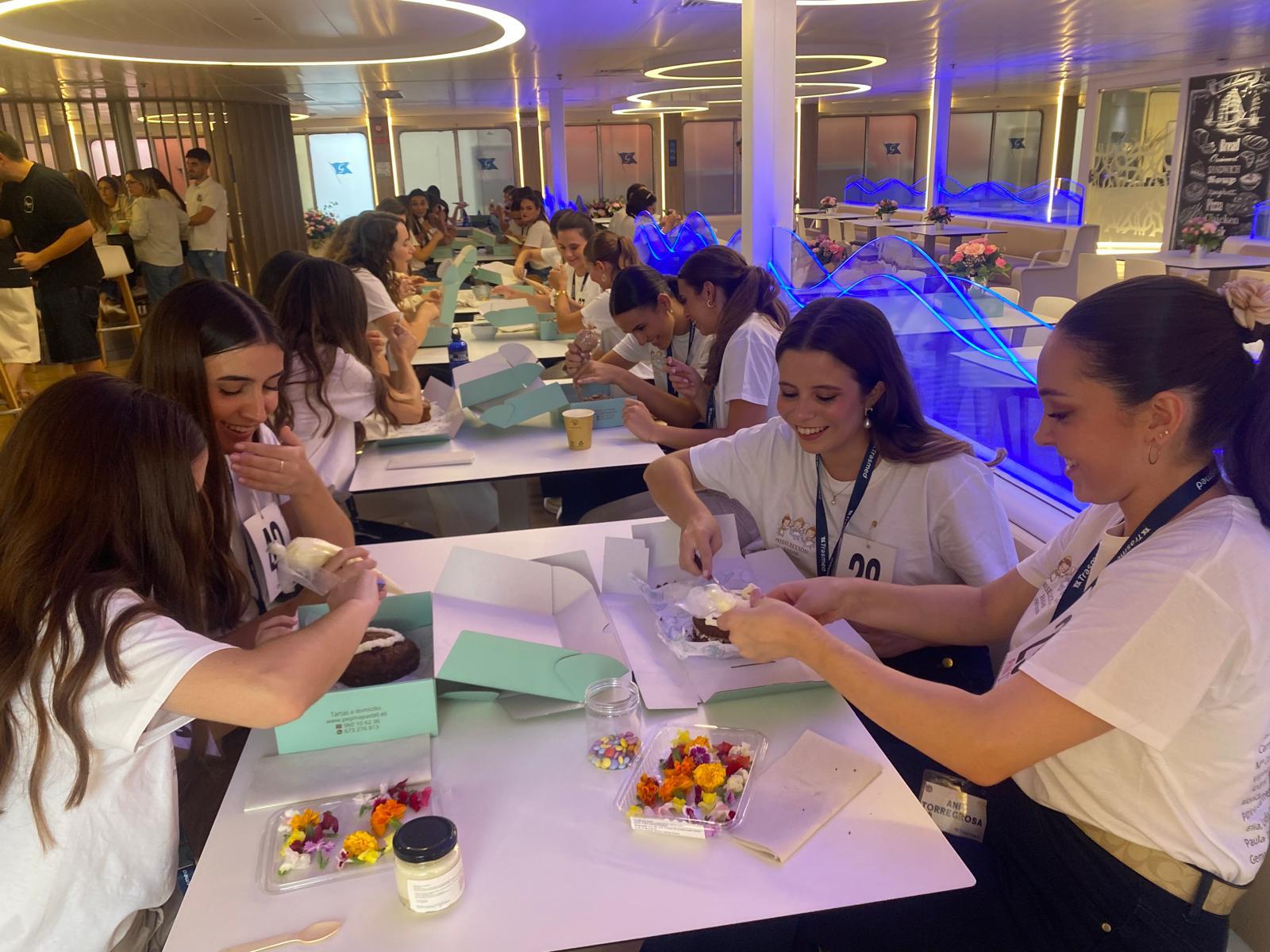 FOTOS | Las candidatas a fallera mayor de Valencia, de taller de repostería en alta mar
