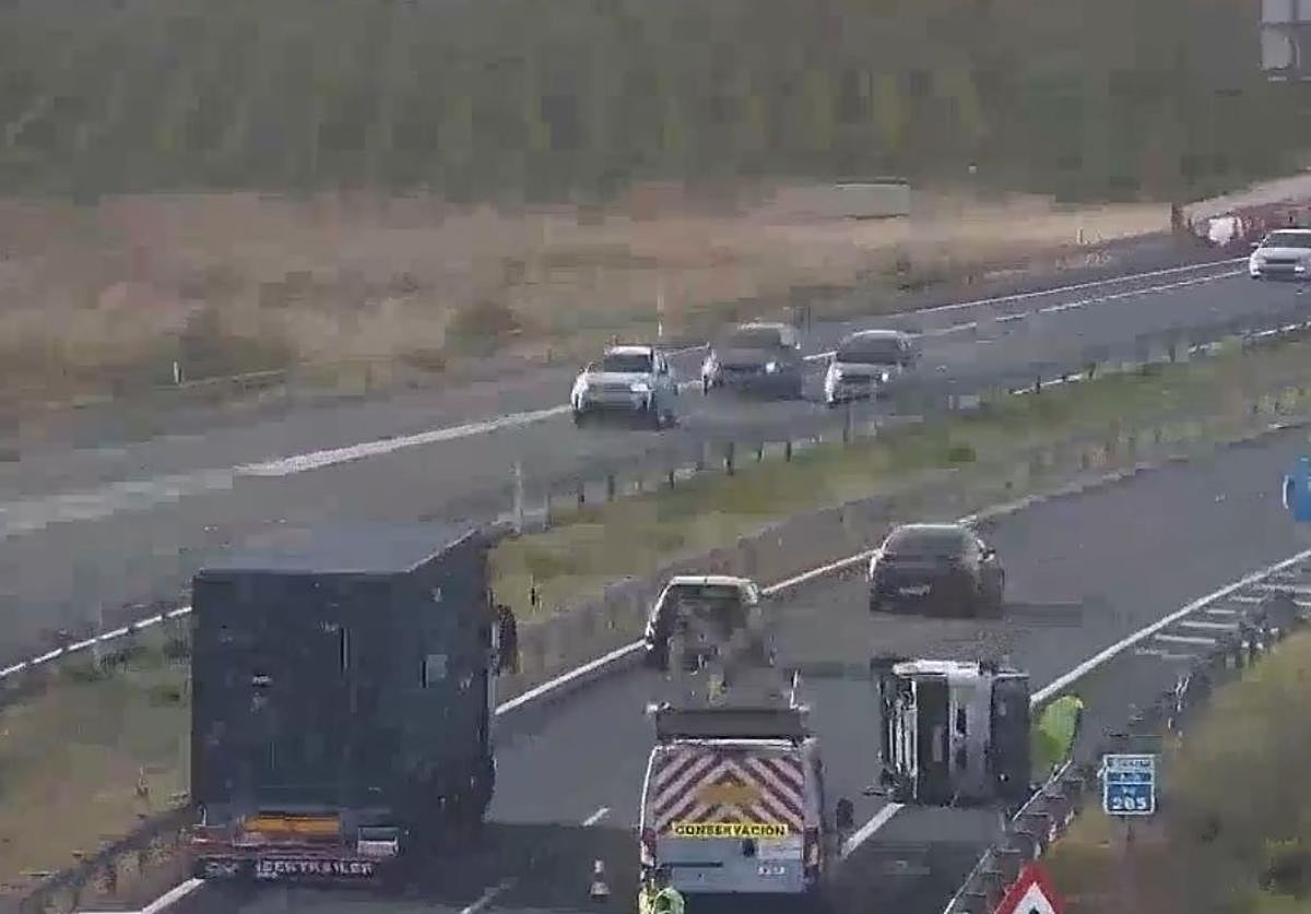 Siniestro en la A-3, a la altura de Requena, este domingo.