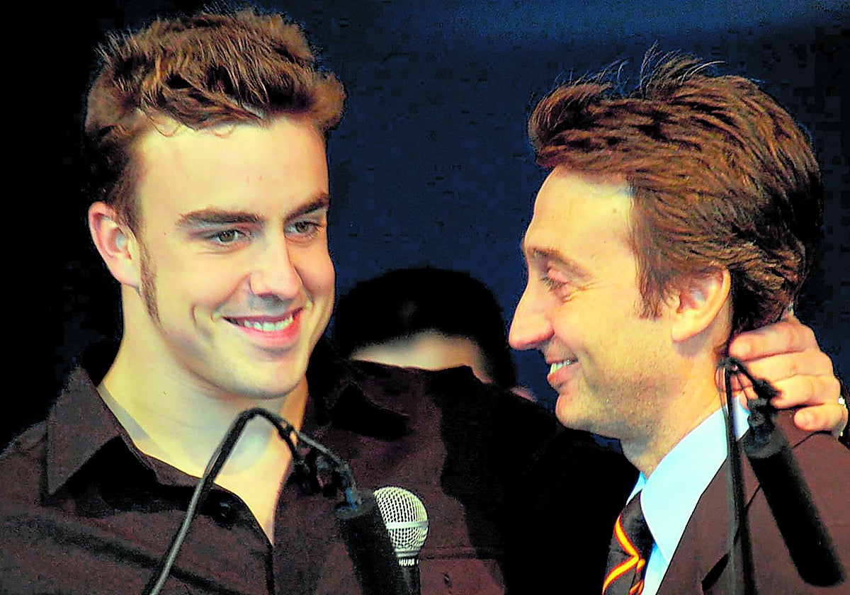 Fernando Alonso abraza a Adrián Campos durante la presentación de los equipos de competición del circuito de Cheste en 2003.