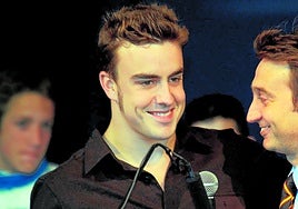 Fernando Alonso abraza a Adrián Campos durante la presentación de los equipos de competición del circuito de Cheste en 2003.