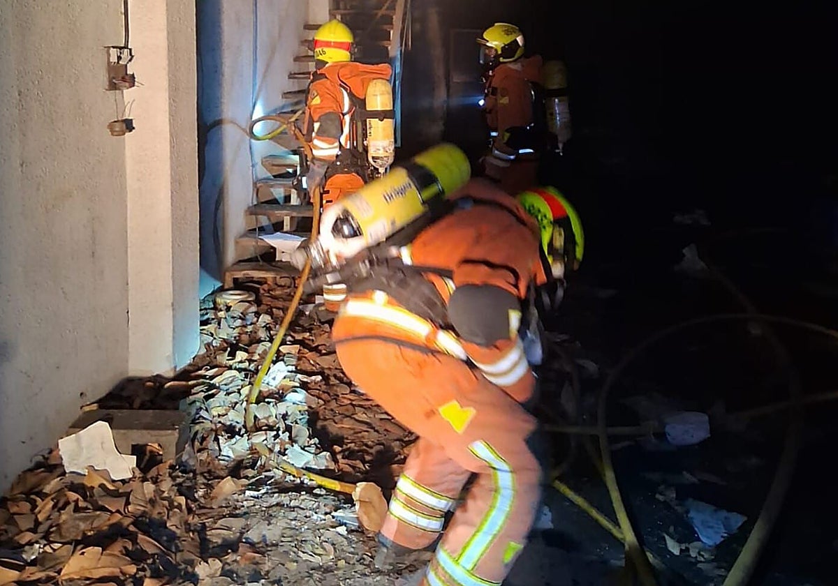 Dotaciones de bomberos, durante los trabajos de extinción.