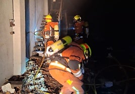 Dotaciones de bomberos, durante los trabajos de extinción.