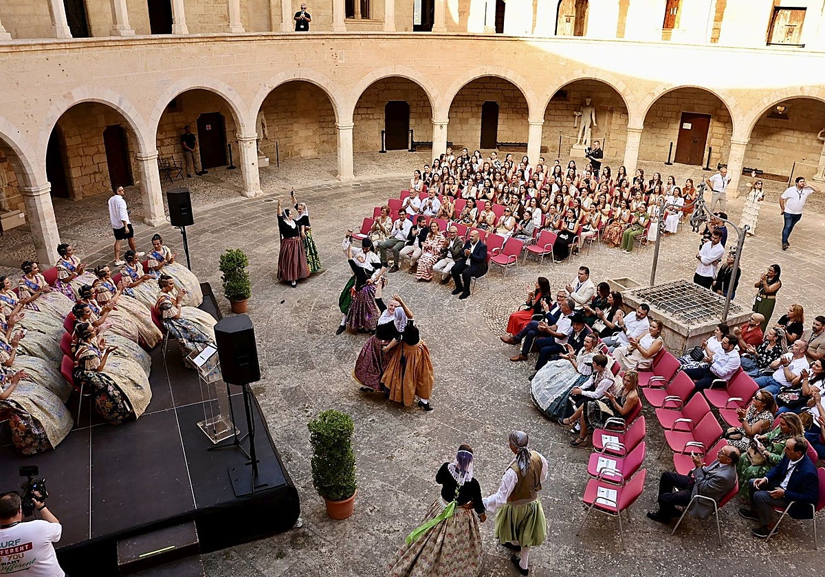 Recepción de la comitiva fallera en el castillo de Bellver de Mallorca.