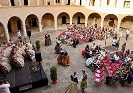 Recepción de la comitiva fallera en el castillo de Bellver de Mallorca.