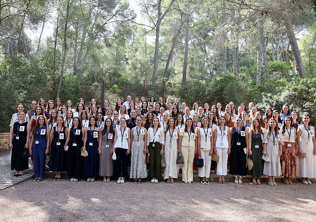 Imagen principal - Paseo de las candidatas por el jardín del palacio de Marivent.