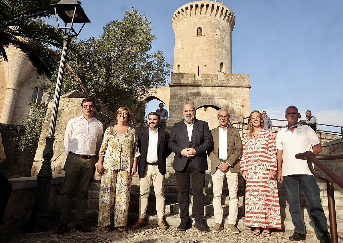 Imagen secundaria 1 - Recepción y el edil de Fallas Santiago Ballester con el alcalde de Mallorca, Jaime Martínez.