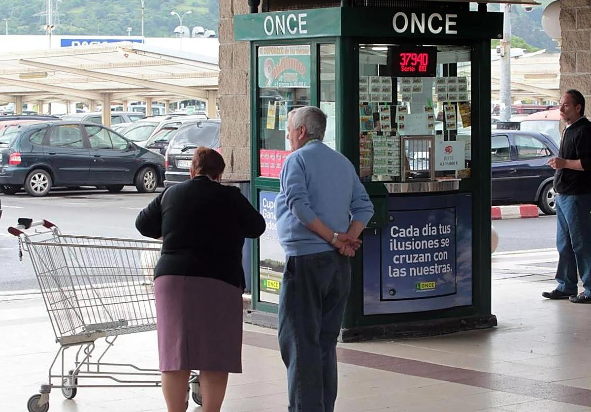 Un vendedor de la ONCE en una imagen de archivo.