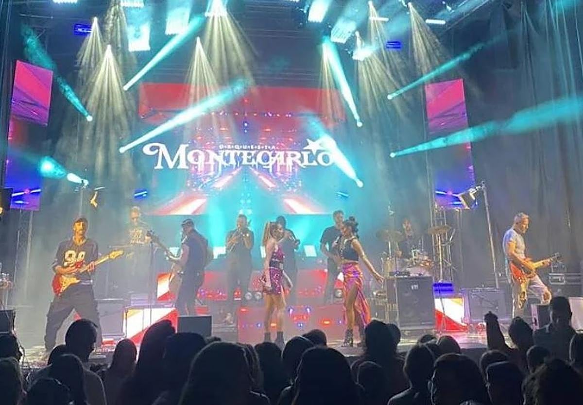 Una actuación de la Orquesta Montecarlo.