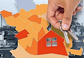 Una mujer frente a una inmobiliaria en Valencia, el 2 de junio de 2022.