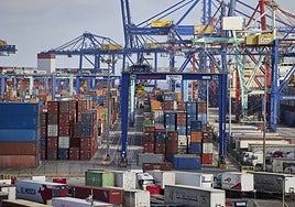 Grúas y contenedores del Puerto de Valencia.