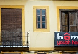 Cartel indicativo de un hostal de viviendas turísticas en Valencia.