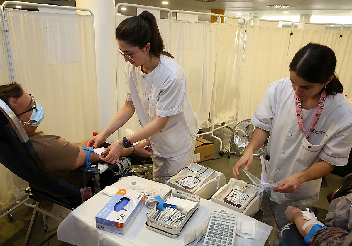 Dos enfermeras atienden a los pacientes.
