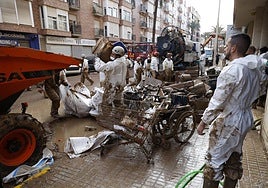 Voluntarios trabajan en Paiporta en los días siguientes a la tragedia del 29 de octubre.