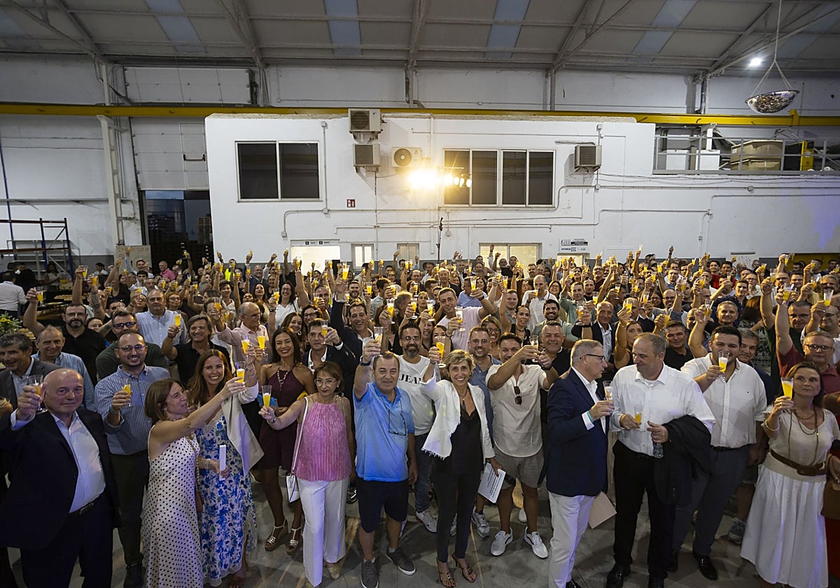 Decenas de personas vinculadas a Industrias Alegre celebran la reapertura de la planta de Albal.