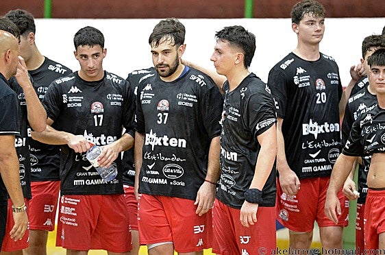 El Balonmano Mislata rescata un punto imposible de su visita a Petrer
