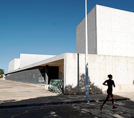 Una corredora pasa ayer junto a la Ciutat de la Pilota, ubicada en una urbanización de Moncada.