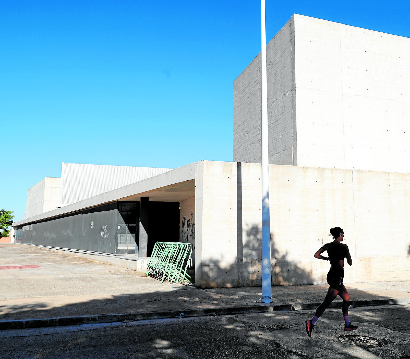 Una corredora pasa ayer junto a la Ciutat de la Pilota, ubicada en una urbanización de Moncada.