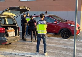 Uno de los detenidos (dentro del coche) en Picassent durante la operación policial.