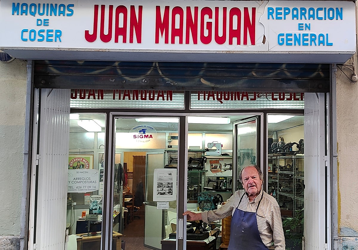 Juan Manguán, el hombre que nunca se jubilará: 77 años y al pie de su taller en el corazón del Carmen