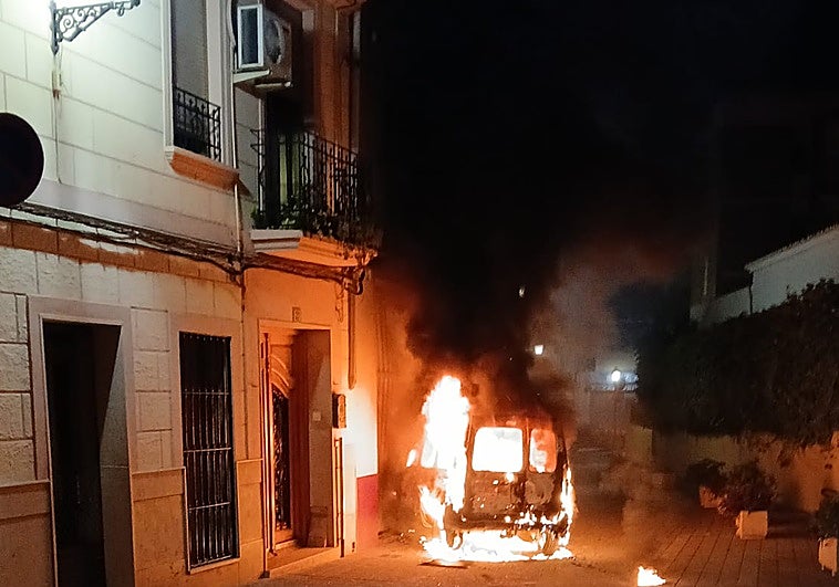 La furgoneta en llamas.