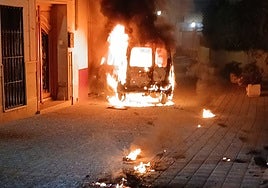 La furgoneta en llamas.