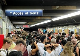 Retrasos en una estación de Metrovalencia este lunes.