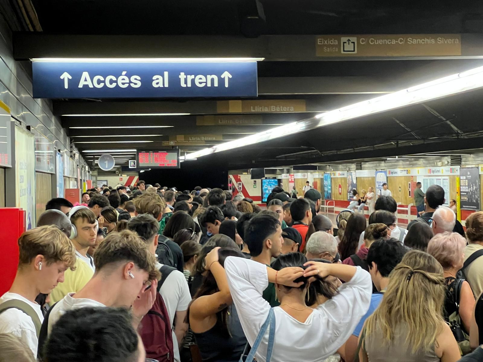 Retrasos en una estación de Metrovalencia este lunes.