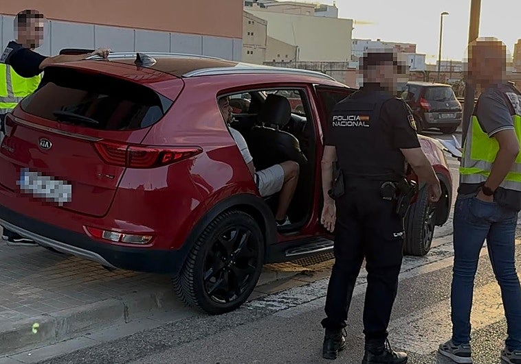 Uno de los detenidos (dentro del coche) en Picassent durante la operación policial.