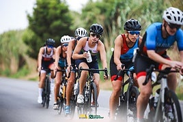 Un momento de la prueba ciclista del triatlón.