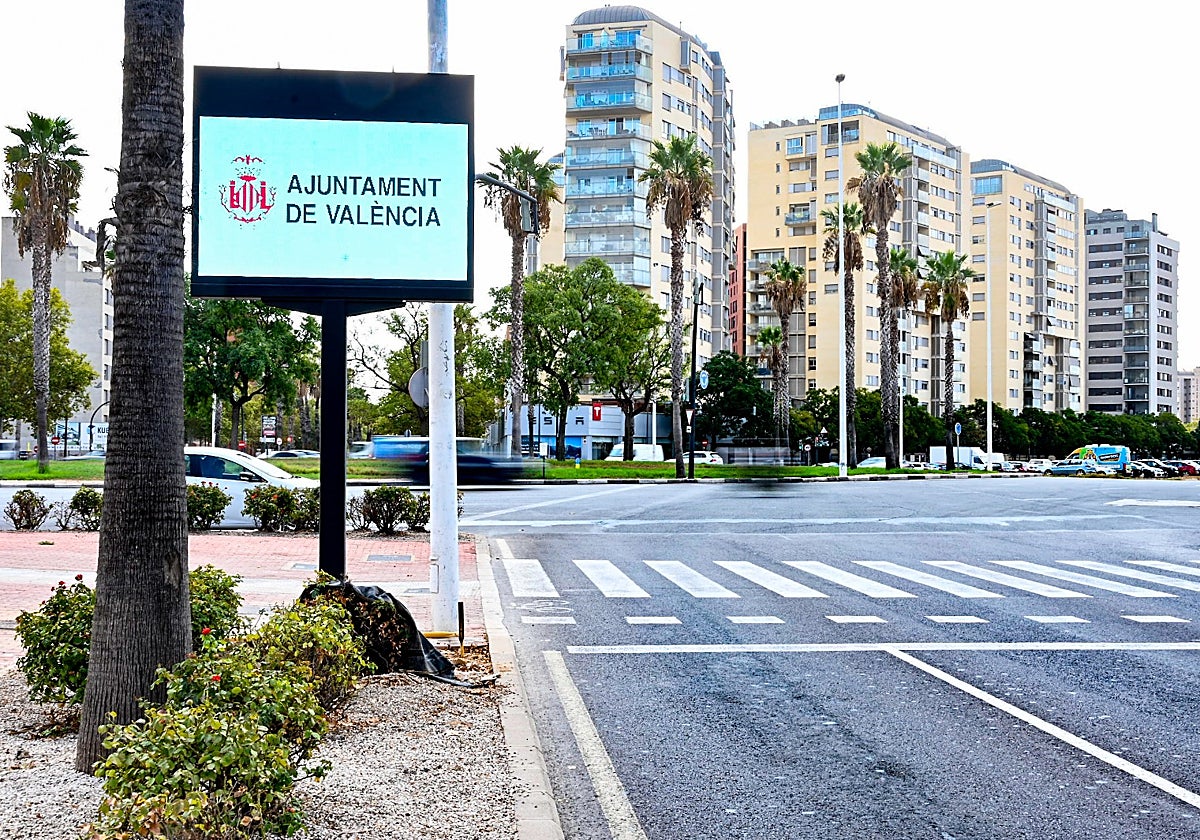 Uno de los carteles ya instalados en la ciudad.