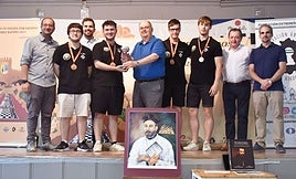El equipo, en la entrega de premios.